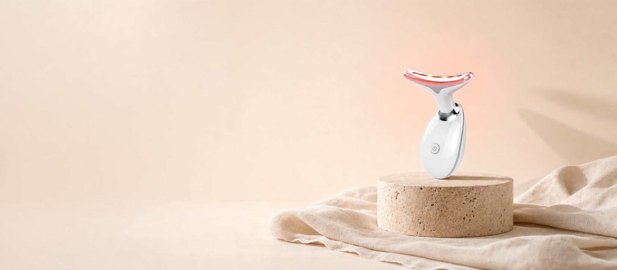 Lumé Sculpt sobre piedra travertino con luz roja